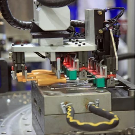 Plastic injection molding production equipment